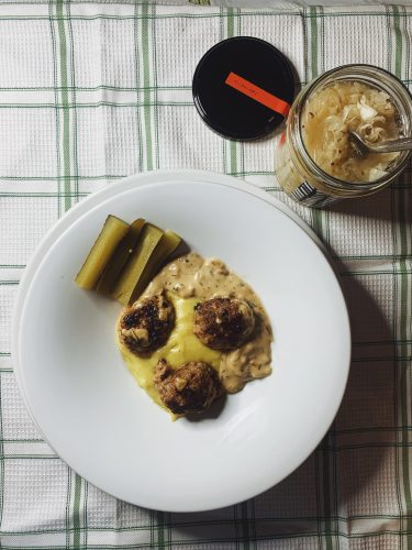 Naminiai kotletai su bulviu koše ir bulvių padažu